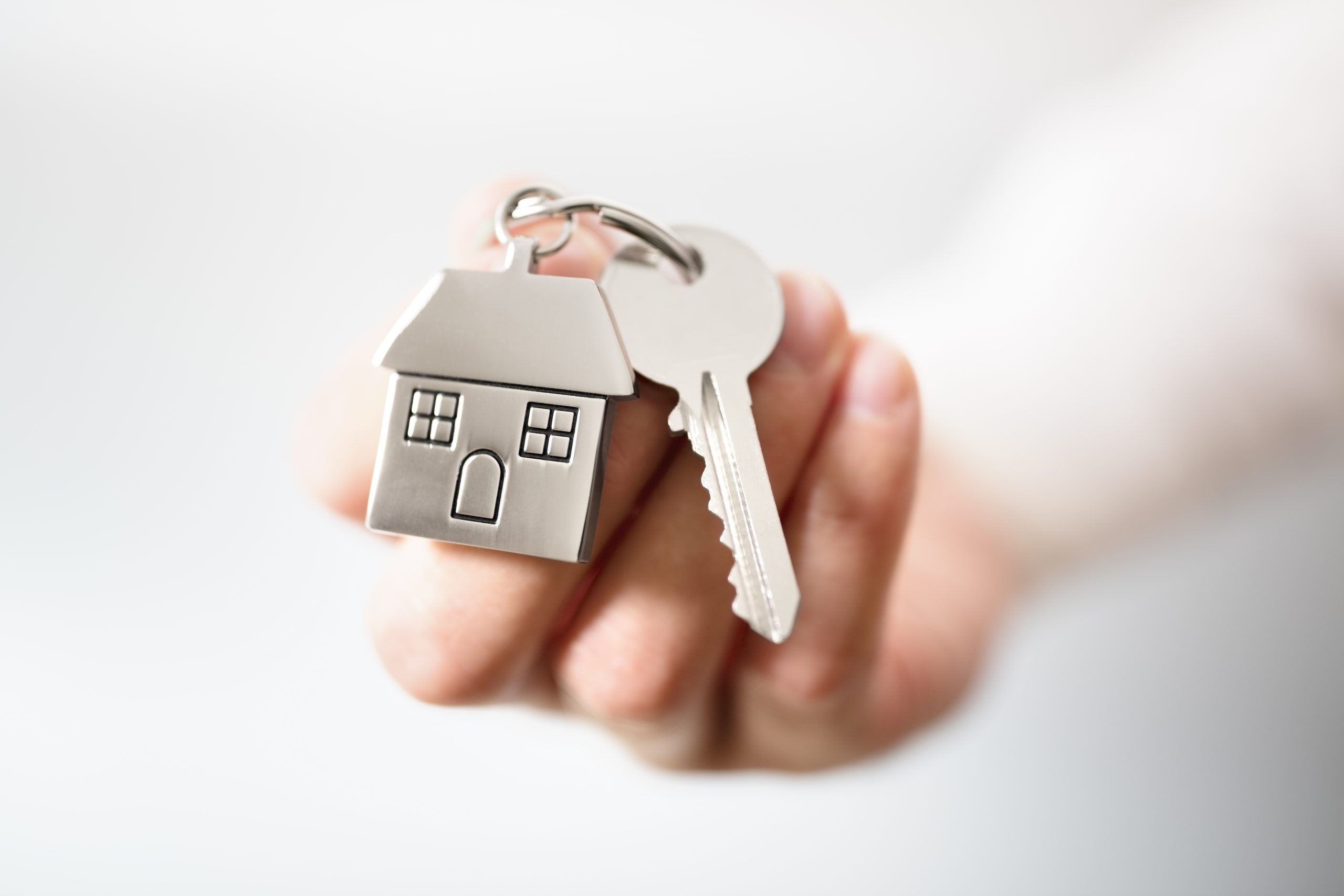 Agente immobiliare consegna le chiavi di casa